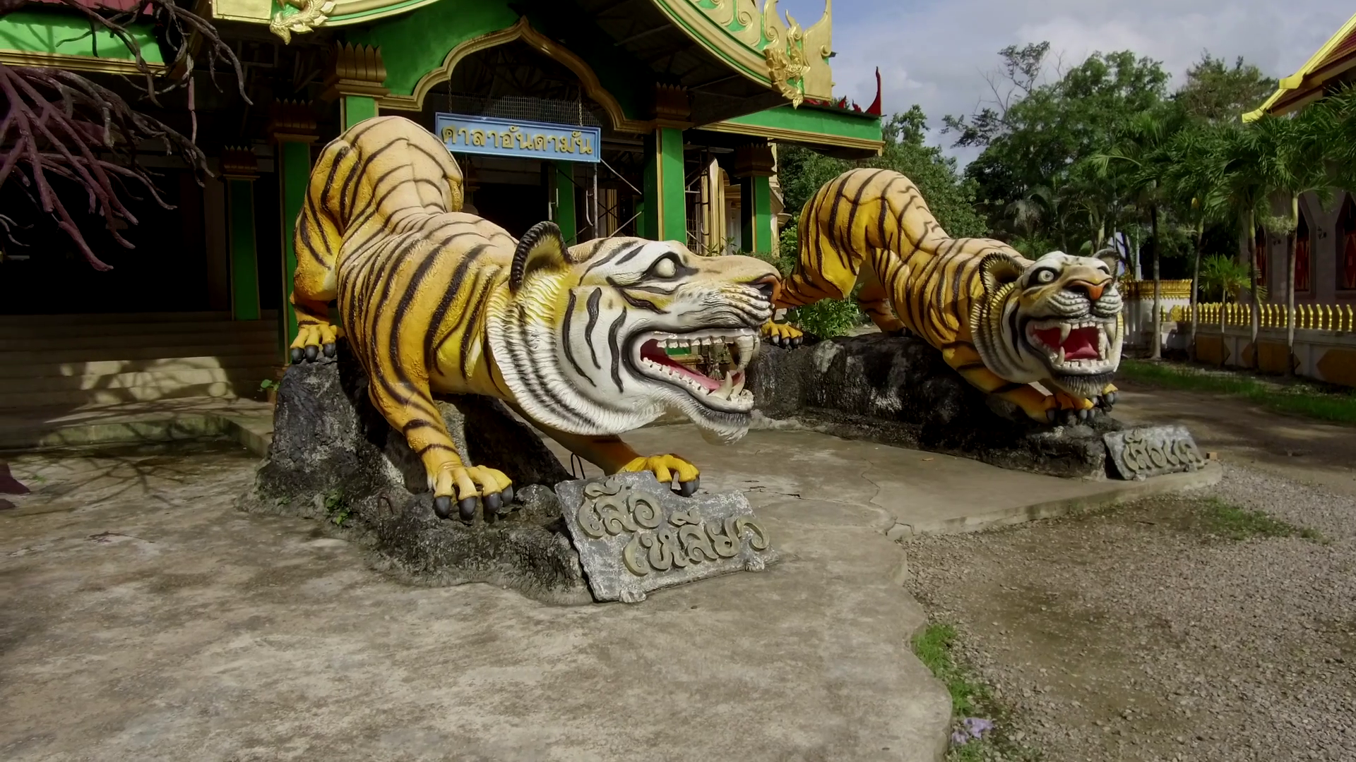 Статуи тигров у входа в недостроенный храм