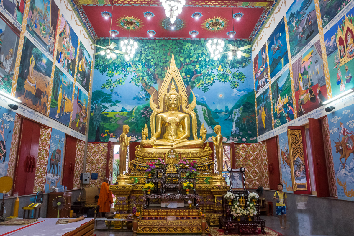 Золотая статуя Будды в храм Бот