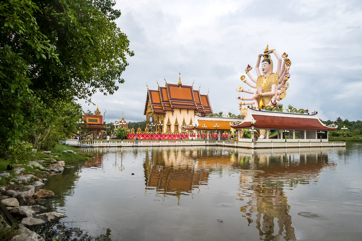 Вокруг Ват Плай Лаем создано искусственное озеро
