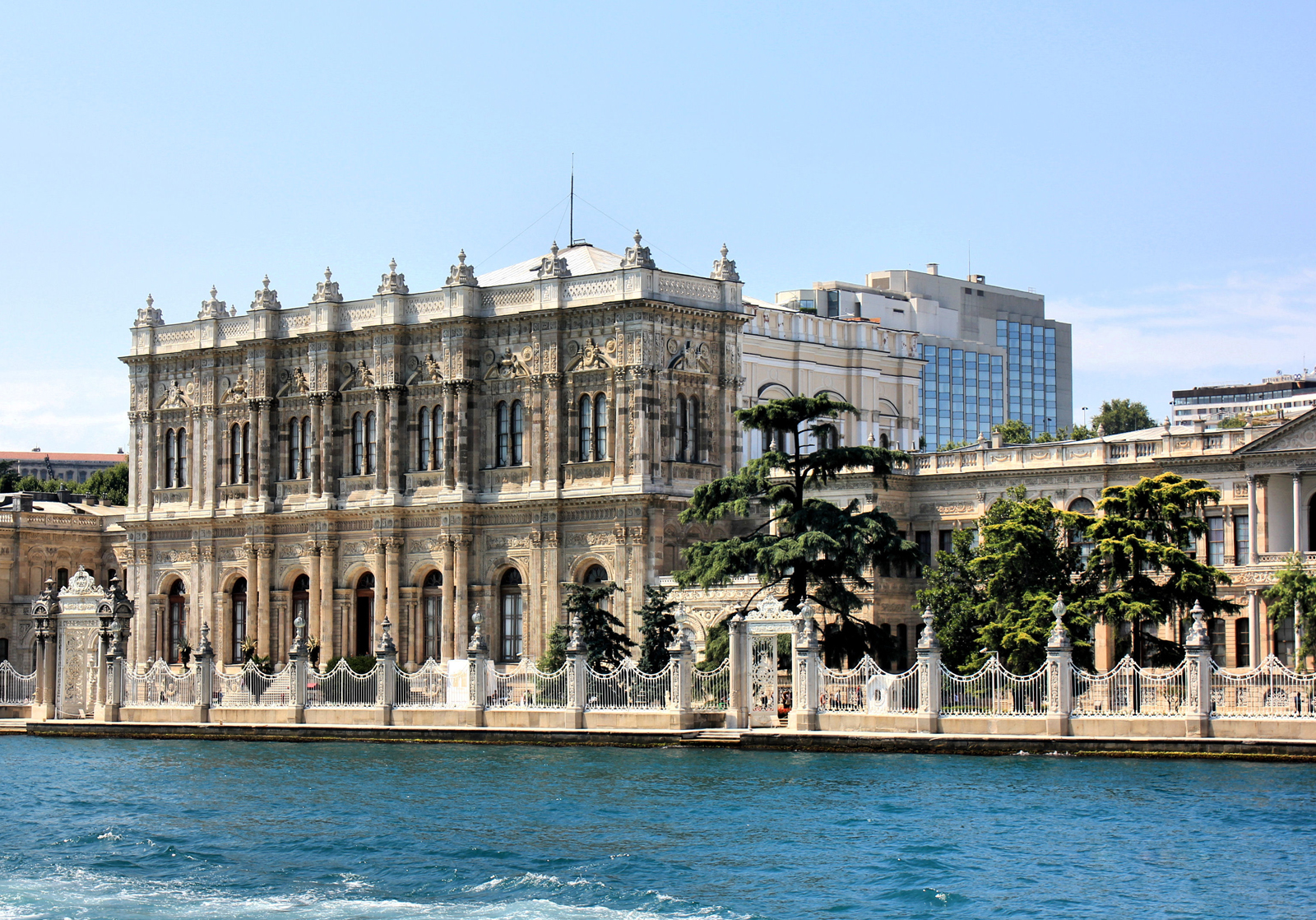 Дворец Долмабахче: роскошь по-турецки на берегу Босфора