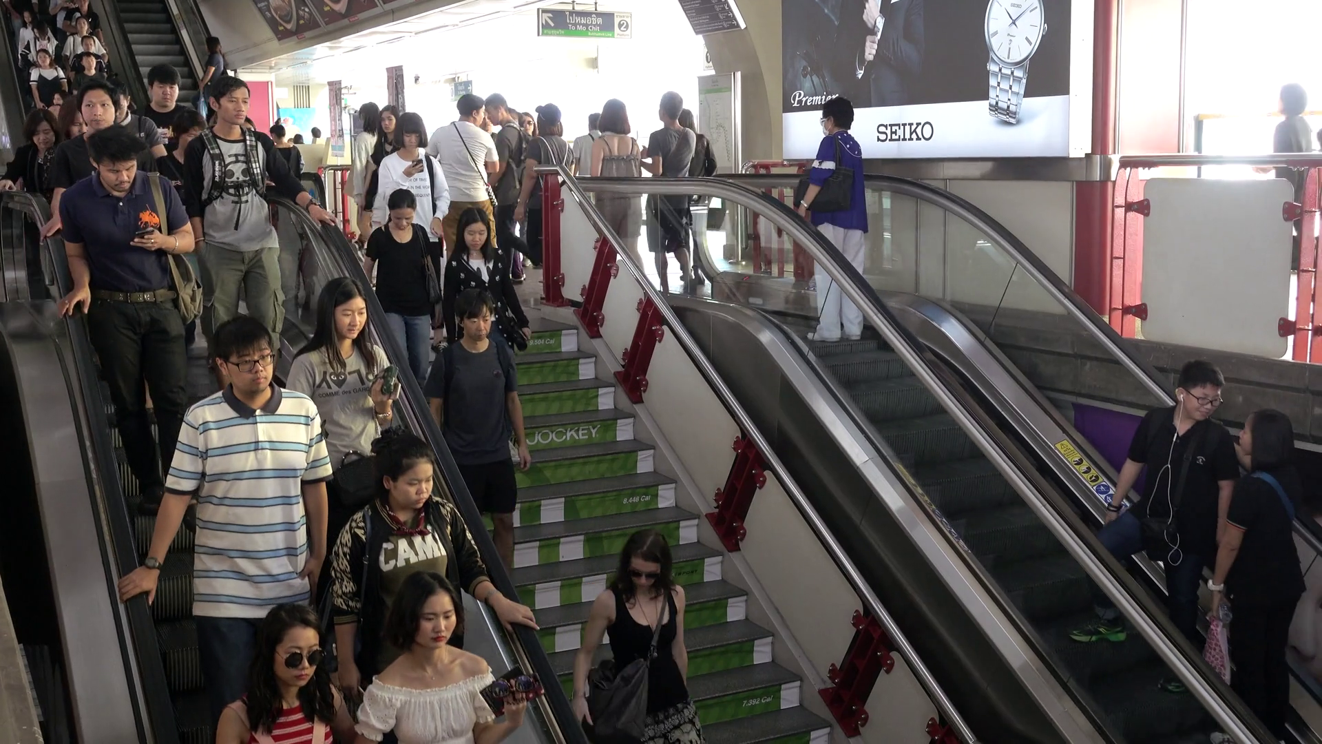 Станции метро бангкок. Метро БТС Бангкок. Подземное метро Бангкока. Сколько стоит метро в Бангкоке. Реклама работы в метро Бангкока.