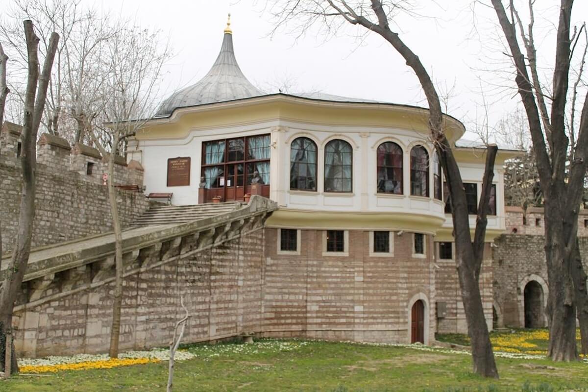 Литературный музей и библиотека Мехмеда Хамди Танпынара