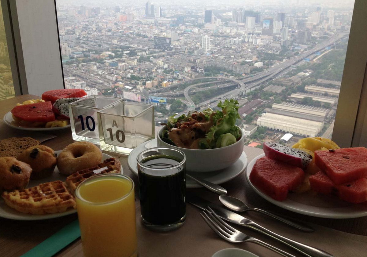 Завтрак в отеле Baiyoke Sky