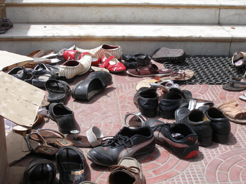 При посещении Белого храма нужно оставить обувь перед входом