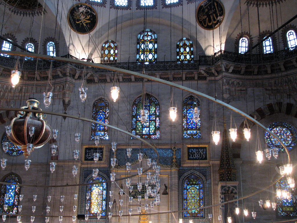 Окна и люстры мечети Сулеймание
