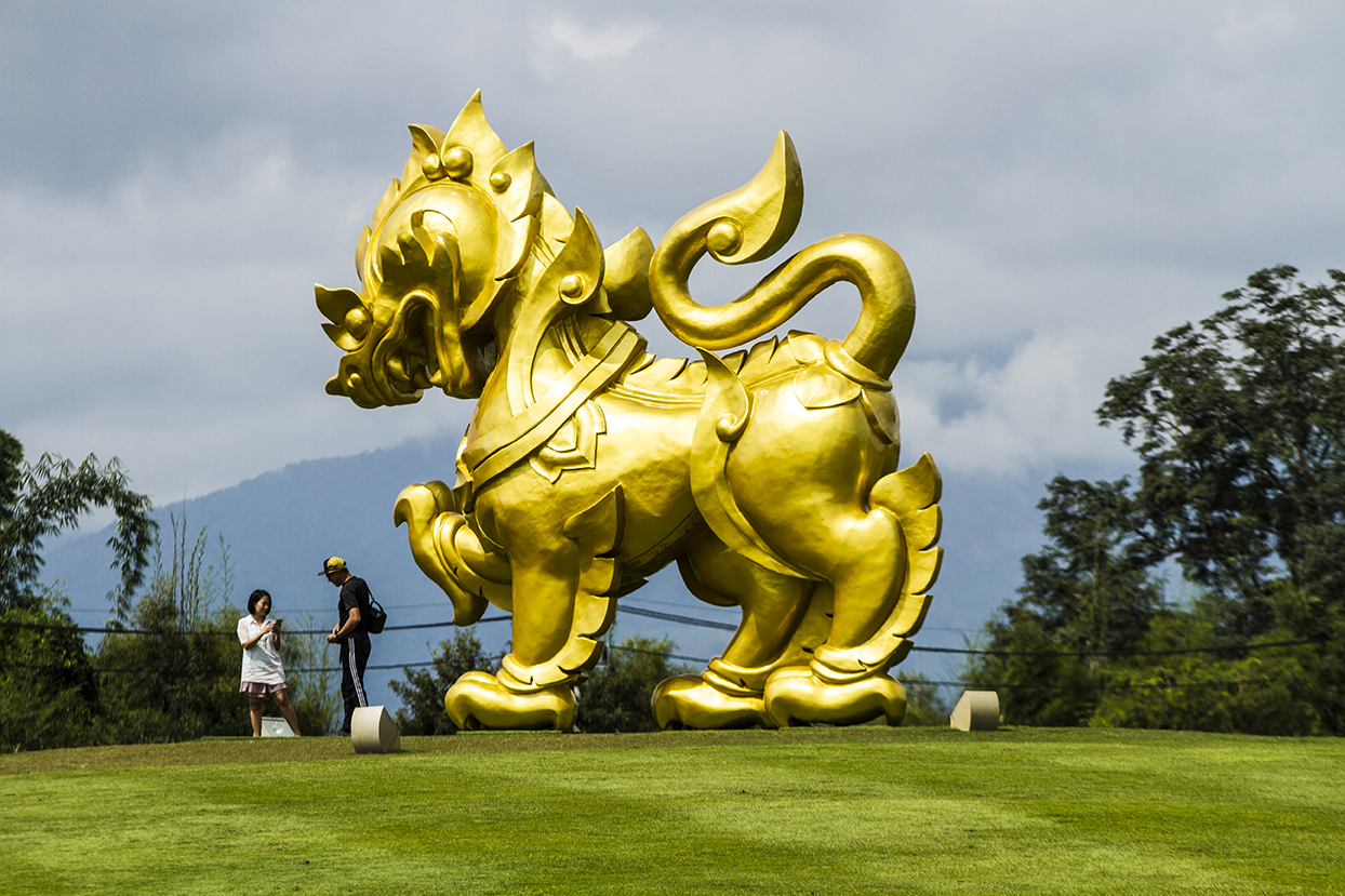 Скульптура огромного золотого льва