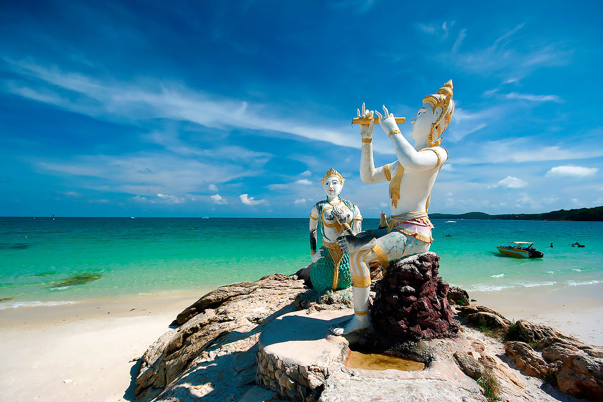 Статуя русалки и принца на острове Самет