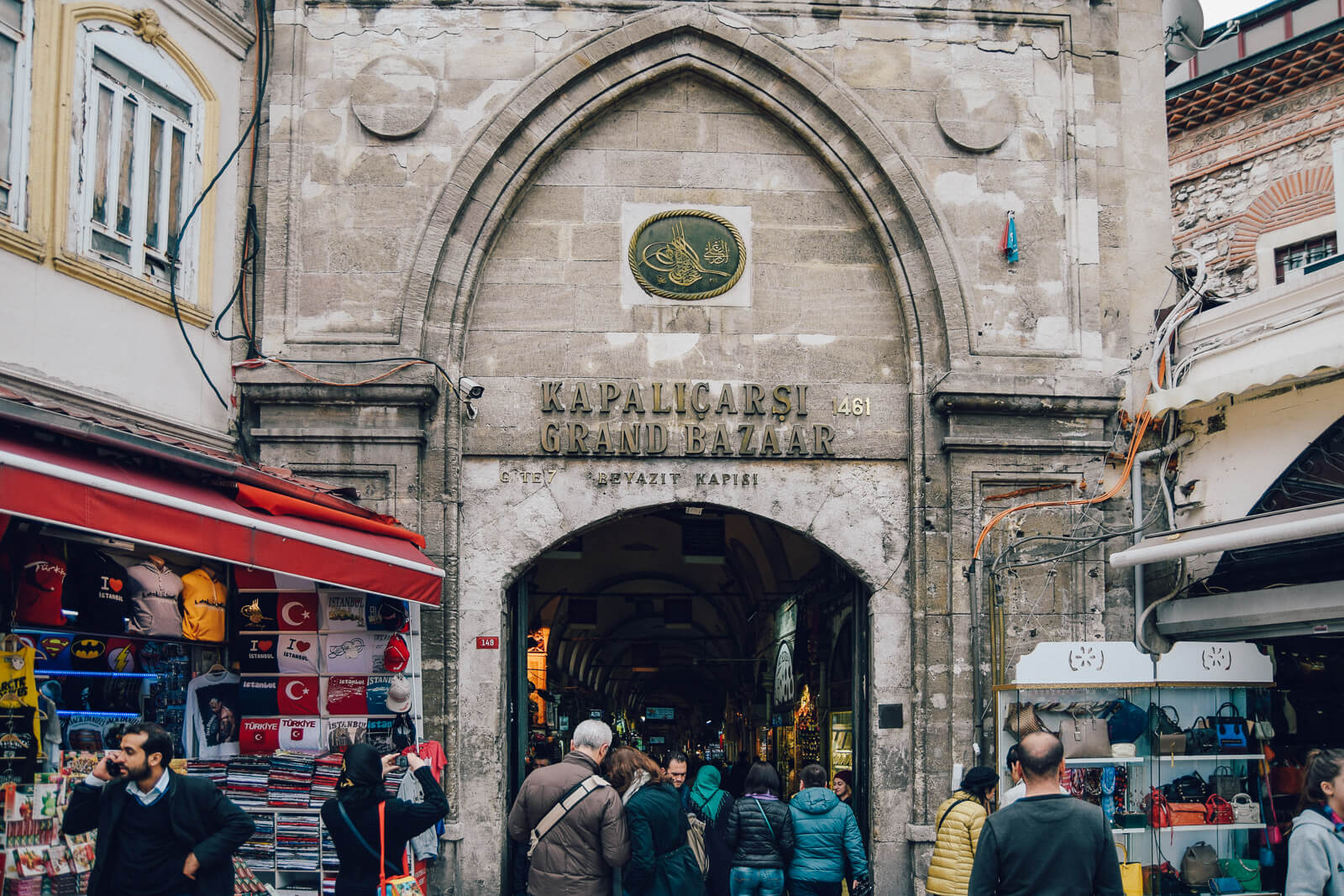 Попасть на Гранд базар в Стамбуле можно сразу через 11 ворот