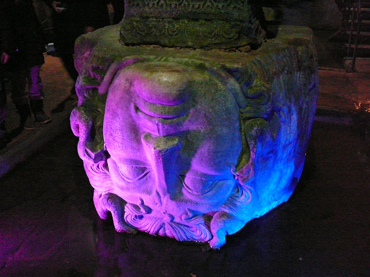 Колонна с головой Медузы у основания