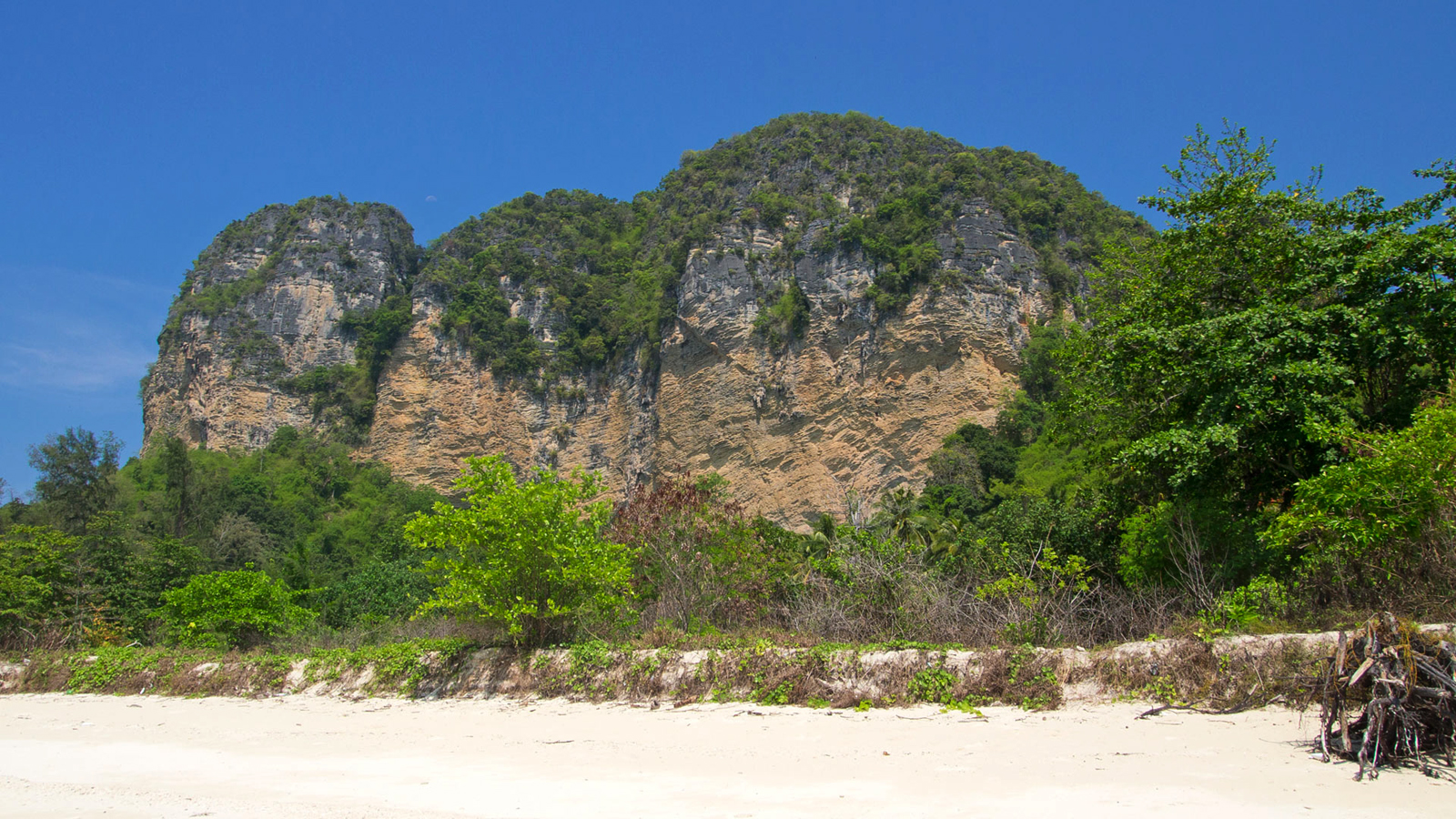 Живописные скалы острова Пода