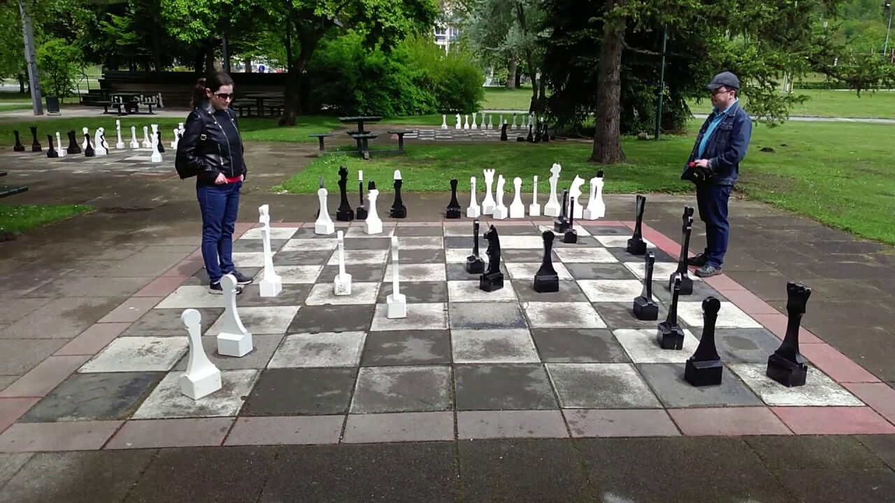 Огромные уличные шахматы