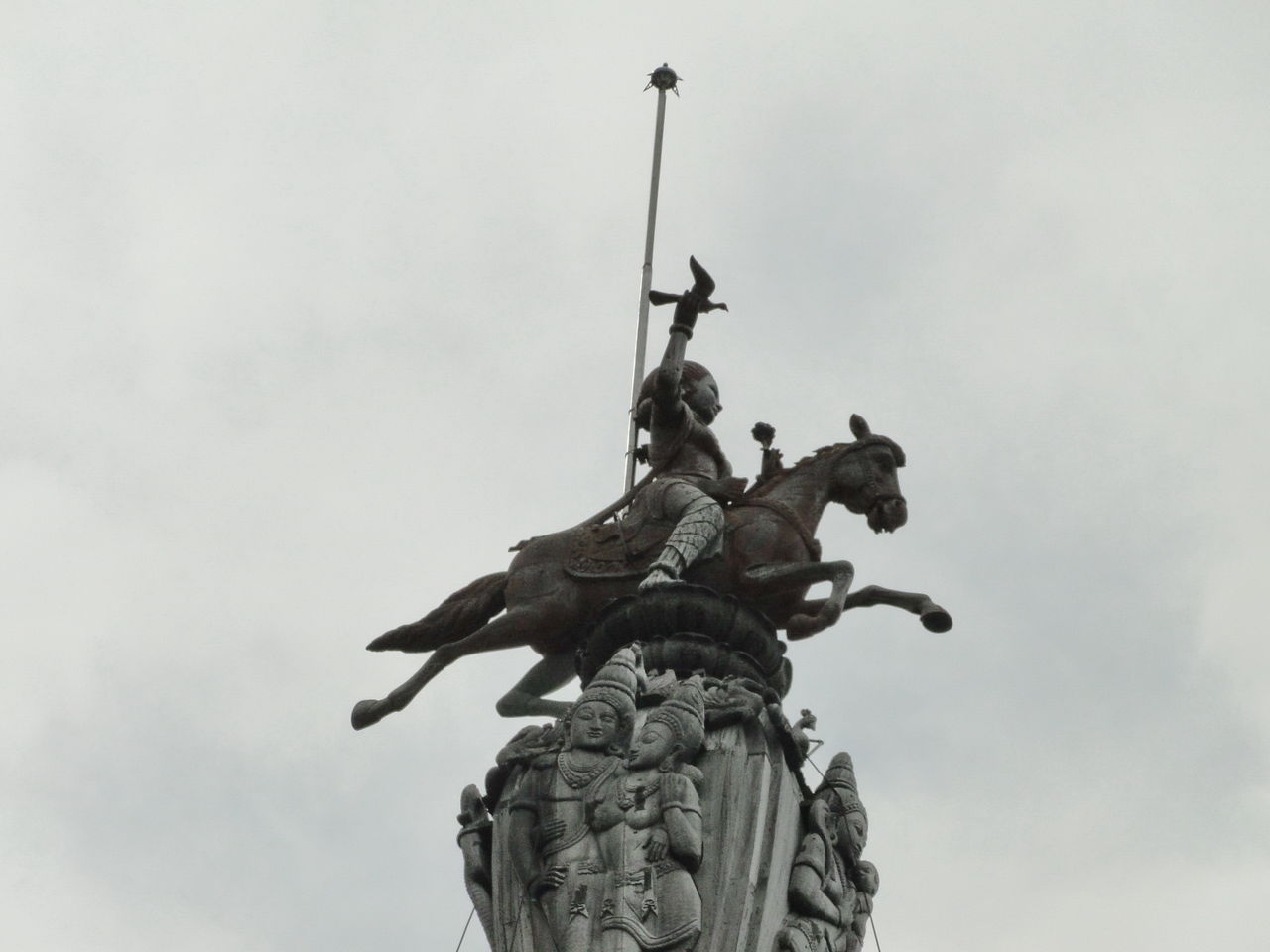 Статуя всадника на шпиле
