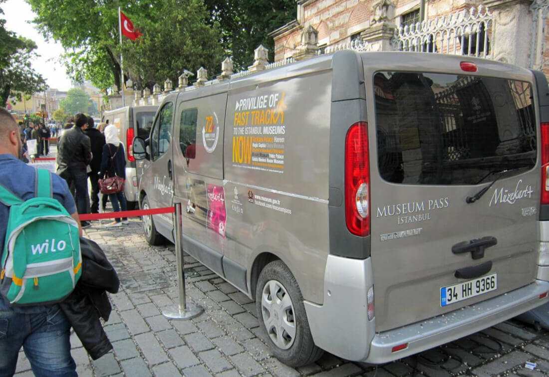 В микроавтобусе продают Museum Pass Istanbul