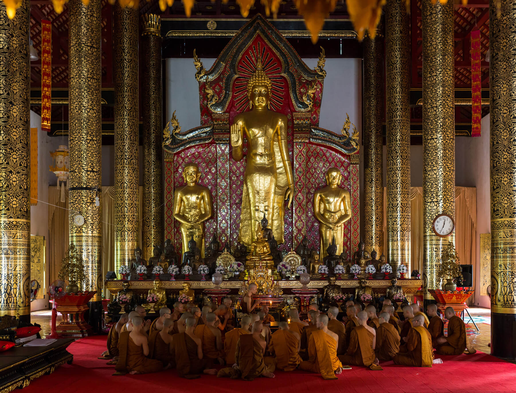 В храме Ват Чеди Луанг