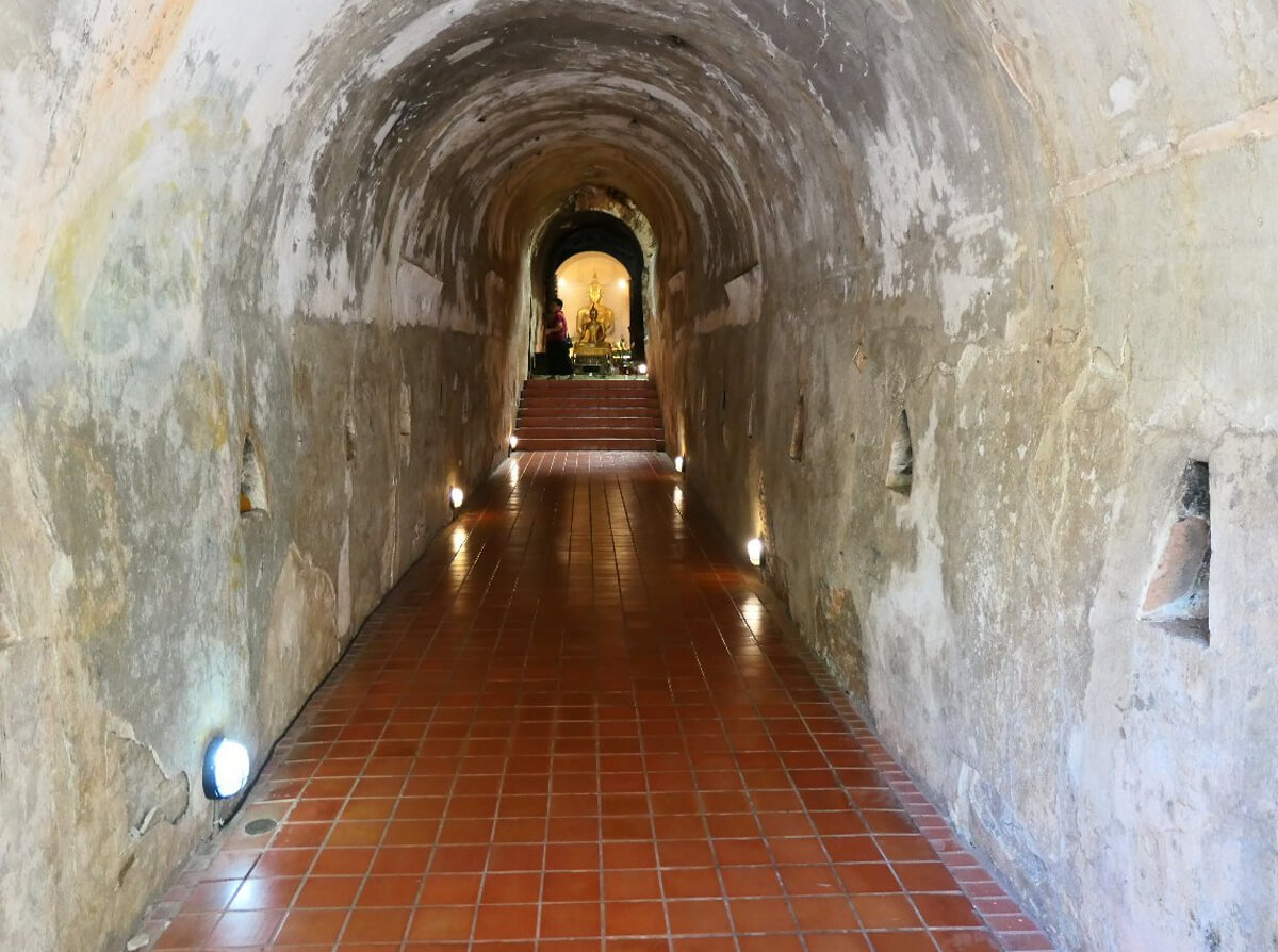 В храме Wat Umong Suan Phuthatham
