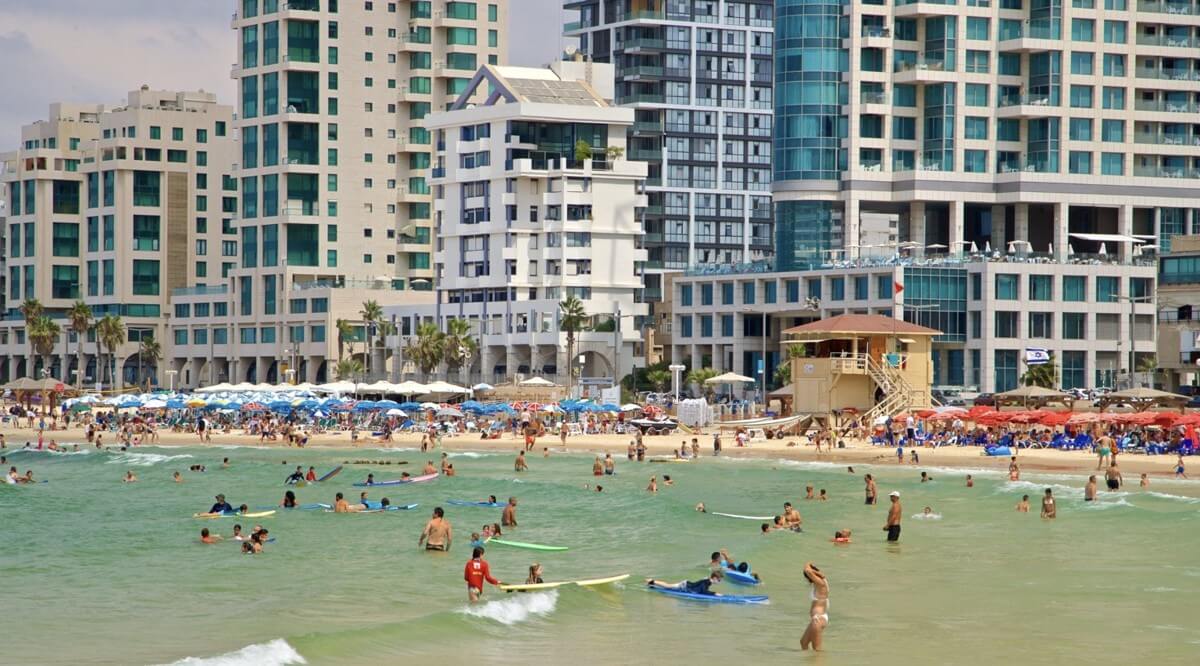 Aviv / Banana Beach в Тель-Авиве Пляж Banana Beach в Тель-Авиве