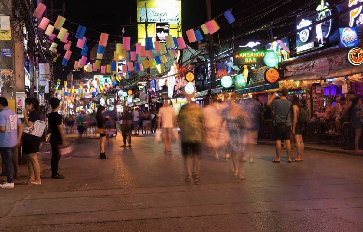 Bangla Road — центр ночной жизни Патонга Bangla Road на Патонге вечером