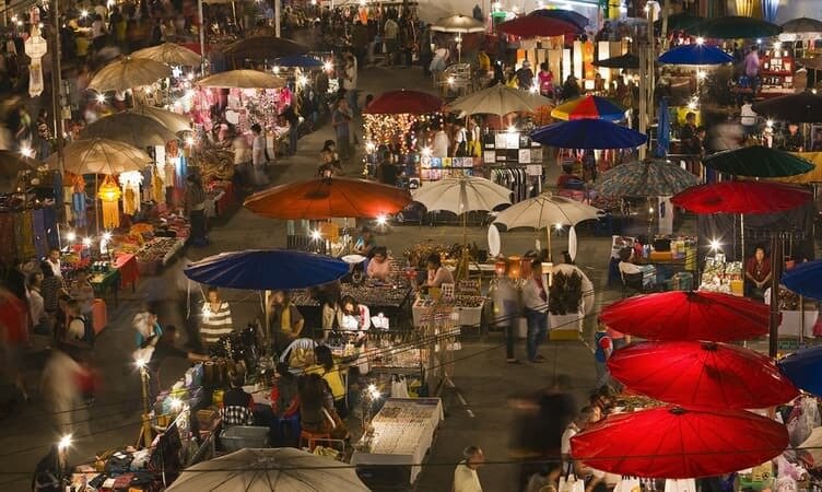 Chiang Mai Night Bazaar — ночной рынок Чиангмая Ночной рынок Chiang Mai Night Bazaar в Чиангмае