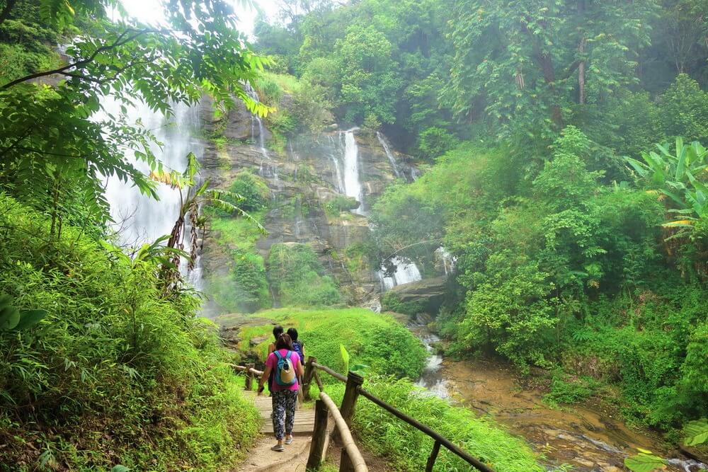 Doi Inthanon — водопад в национальном парке рядом с Чиангмаем Водопад в национальном парке Doi Inthanon рядом с Чиангмаем