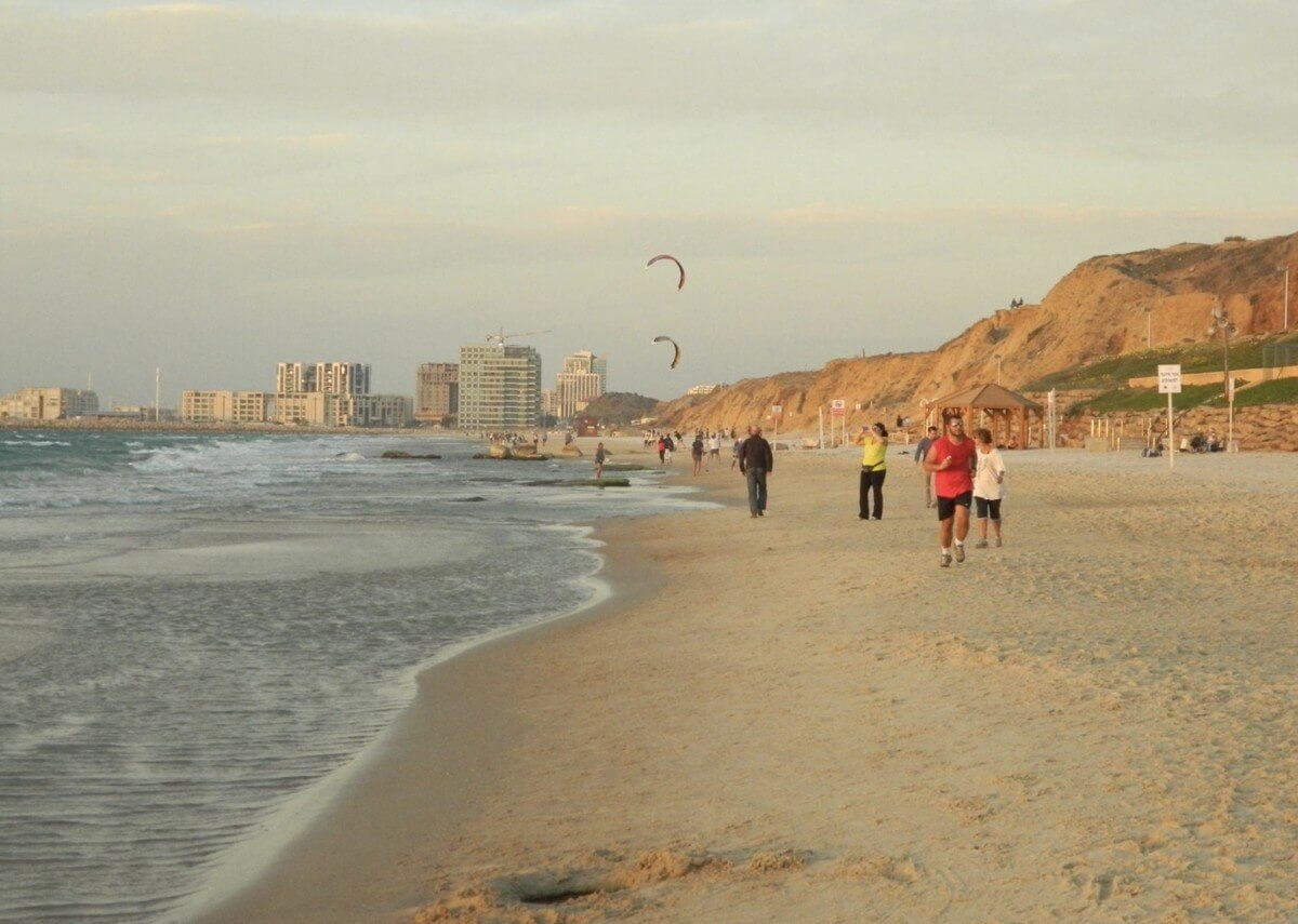 HaTzuk North Beach в Тель-Авиве Пляж HaTzuk North на севере Тель-Авива