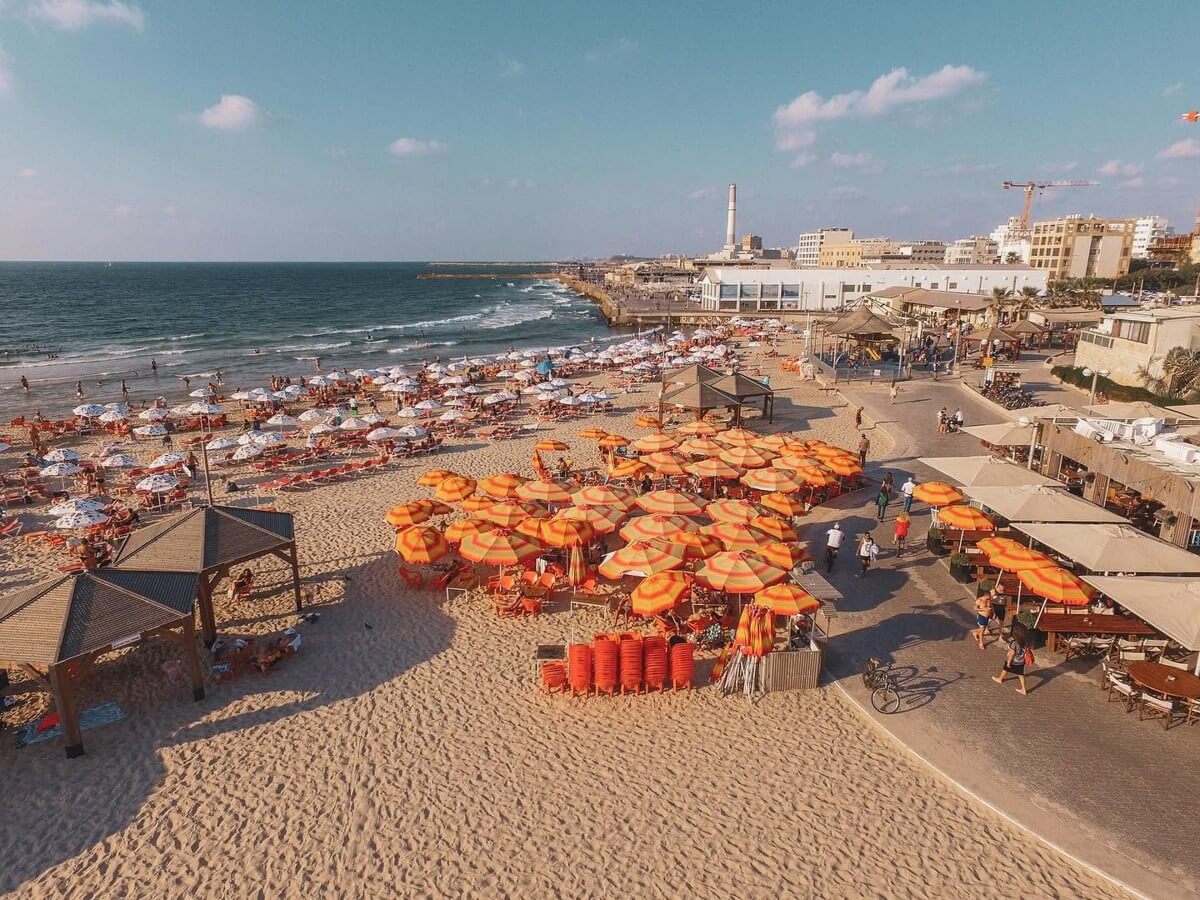 Mezitzim Beach в Тель-Авиве Пляж Мецицим рядом с портом Тель-Авива