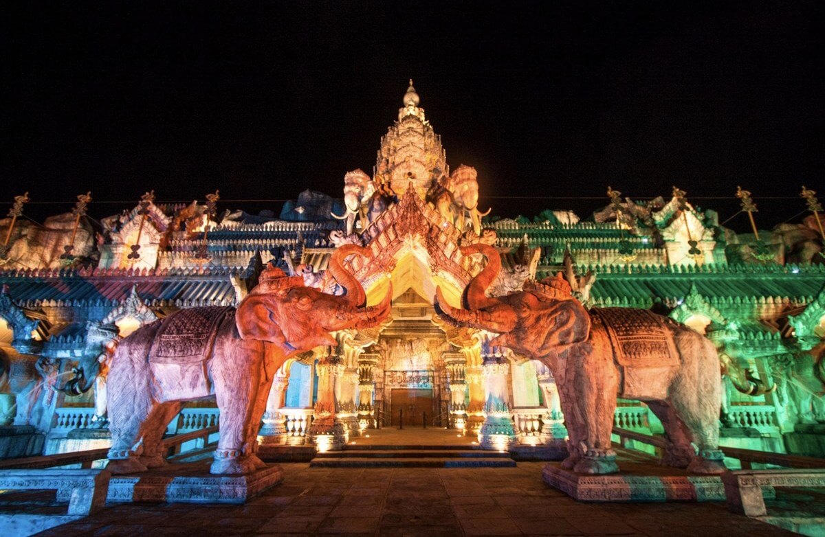 Вход в парк Phuket FantaSea на Пхукете вечером Phuket FantaSea на Пхукете вечером