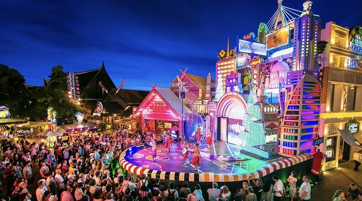 Прогулочная зона и магазины в Phuket FantaSea Территория Phuket FantaSea на Пхукете