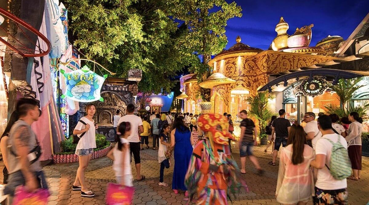 Сувенирные лавки и вечерняя подсветка в Phuket FantaSea Улица с магазинами в Phuket FantaSea
