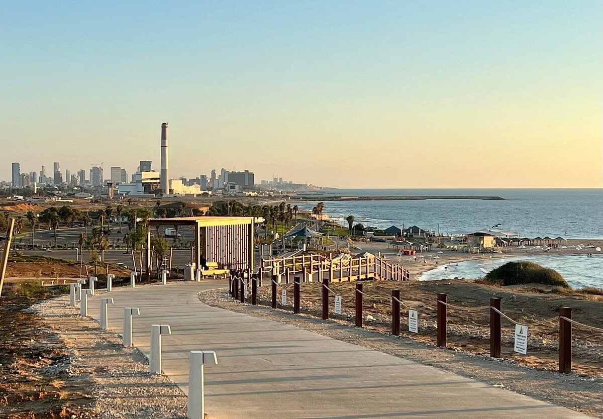 Tel Baruch Beach в Тель-Авиве Пляж Tel Baruch с песком, навесами и волейбольной площадкой