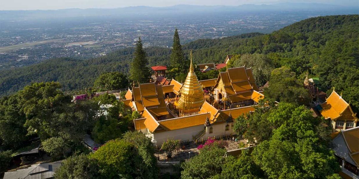 Wat Phra That Doi Suthep — главный храм рядом с Чиангмаем Храм Wat Phra That Doi Suthep на горе рядом с Чиангмаем