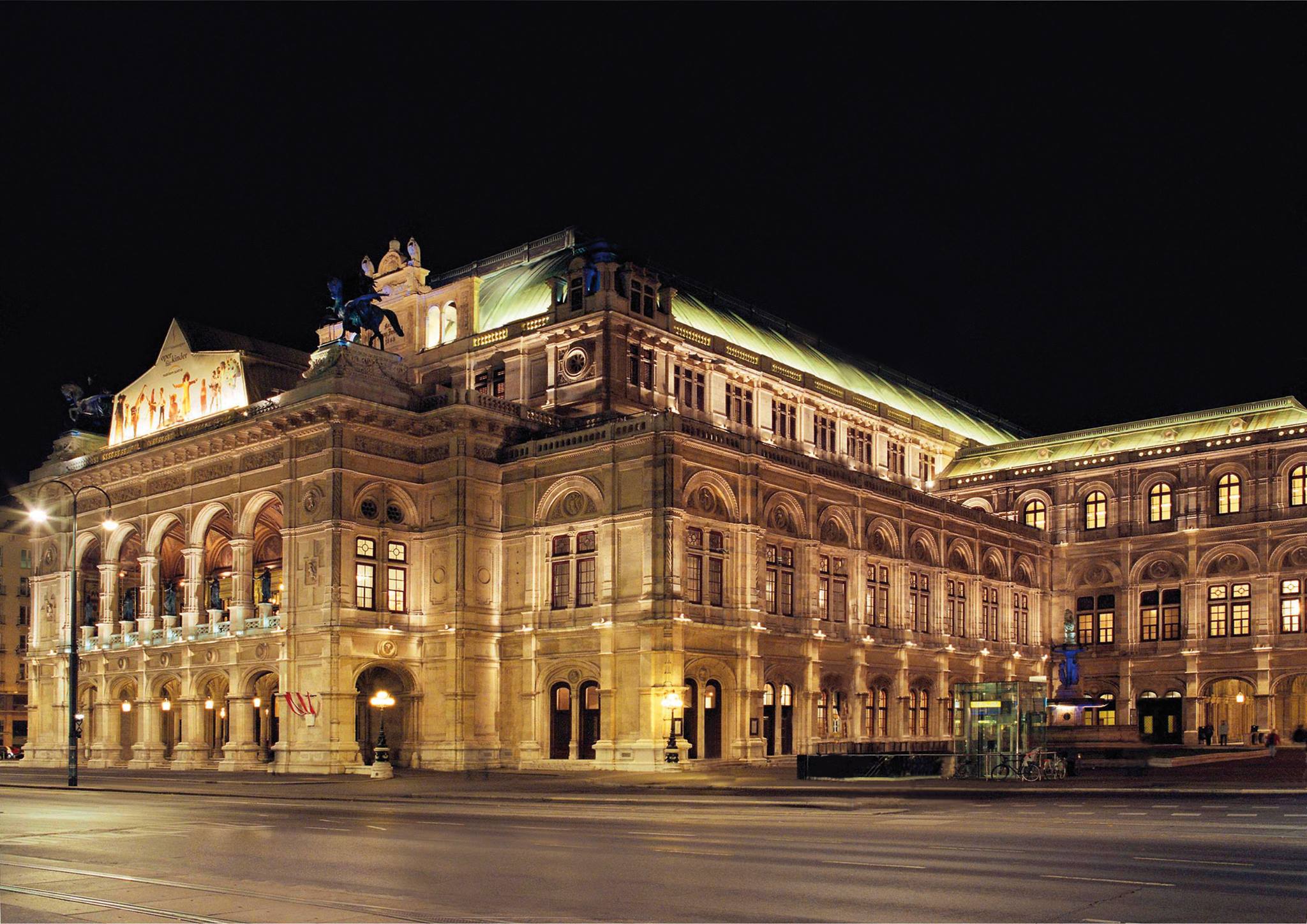 Венская опера вечером