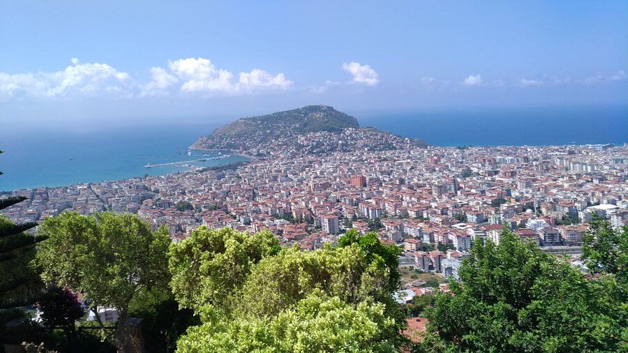 Смотровая площадка Alanya Seyir Terası — панорама Аланьи Смотровая площадка Alanya Seyir Terası — панорамный вид на Аланью, море и побережье