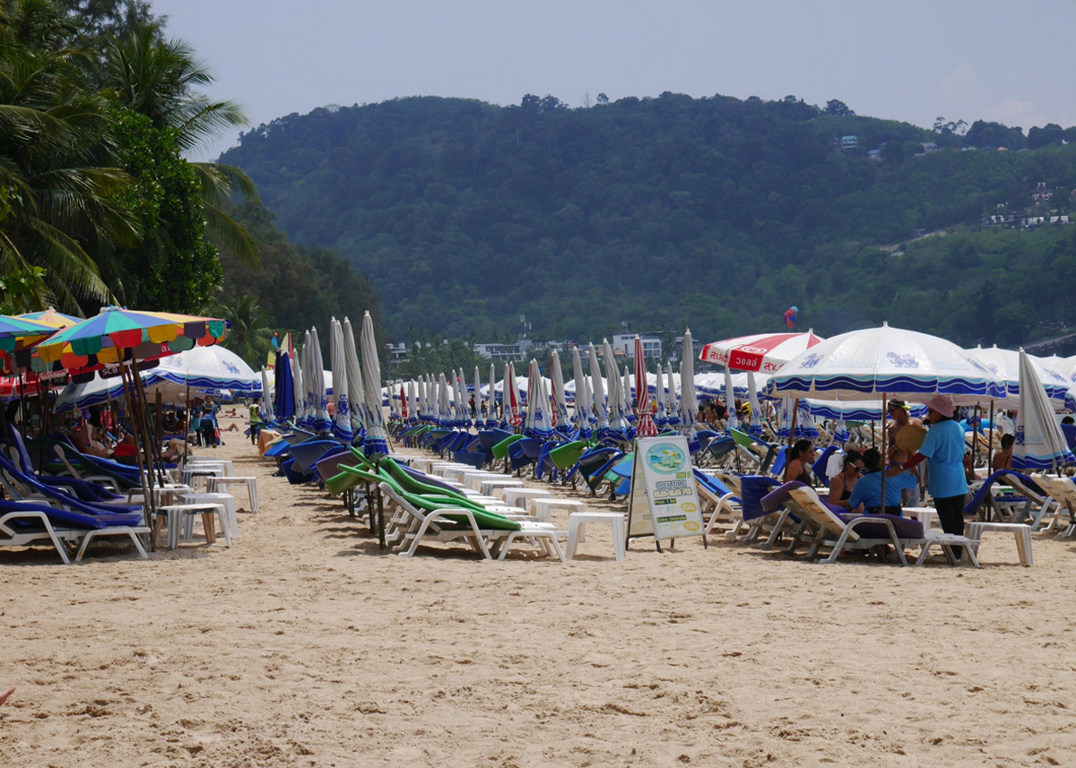 Шезлонги и зонты на пляже Патонг