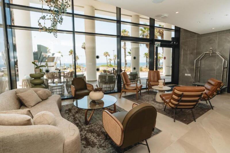 Лобби в отеле Almera Hotel