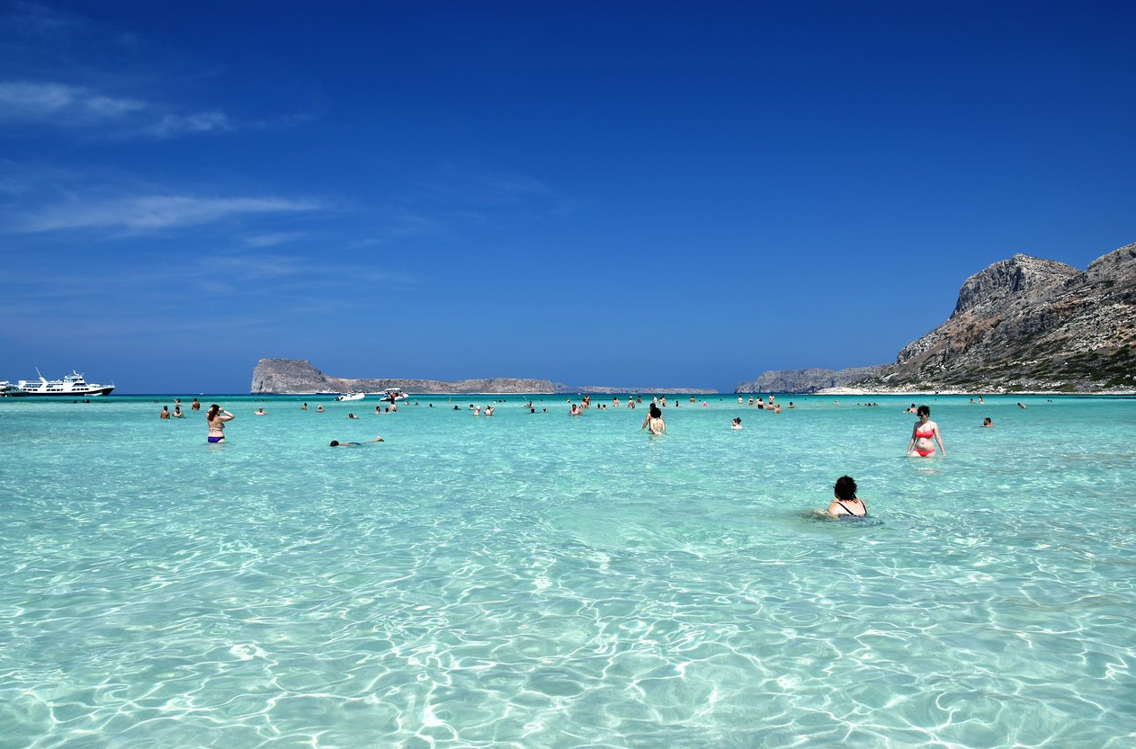 Отдыхающие купаються на пляже Балос