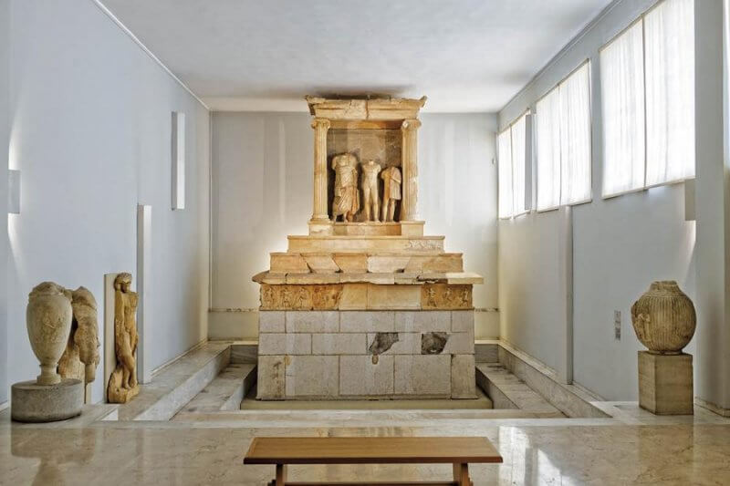 Древние скульптуры в Пирее