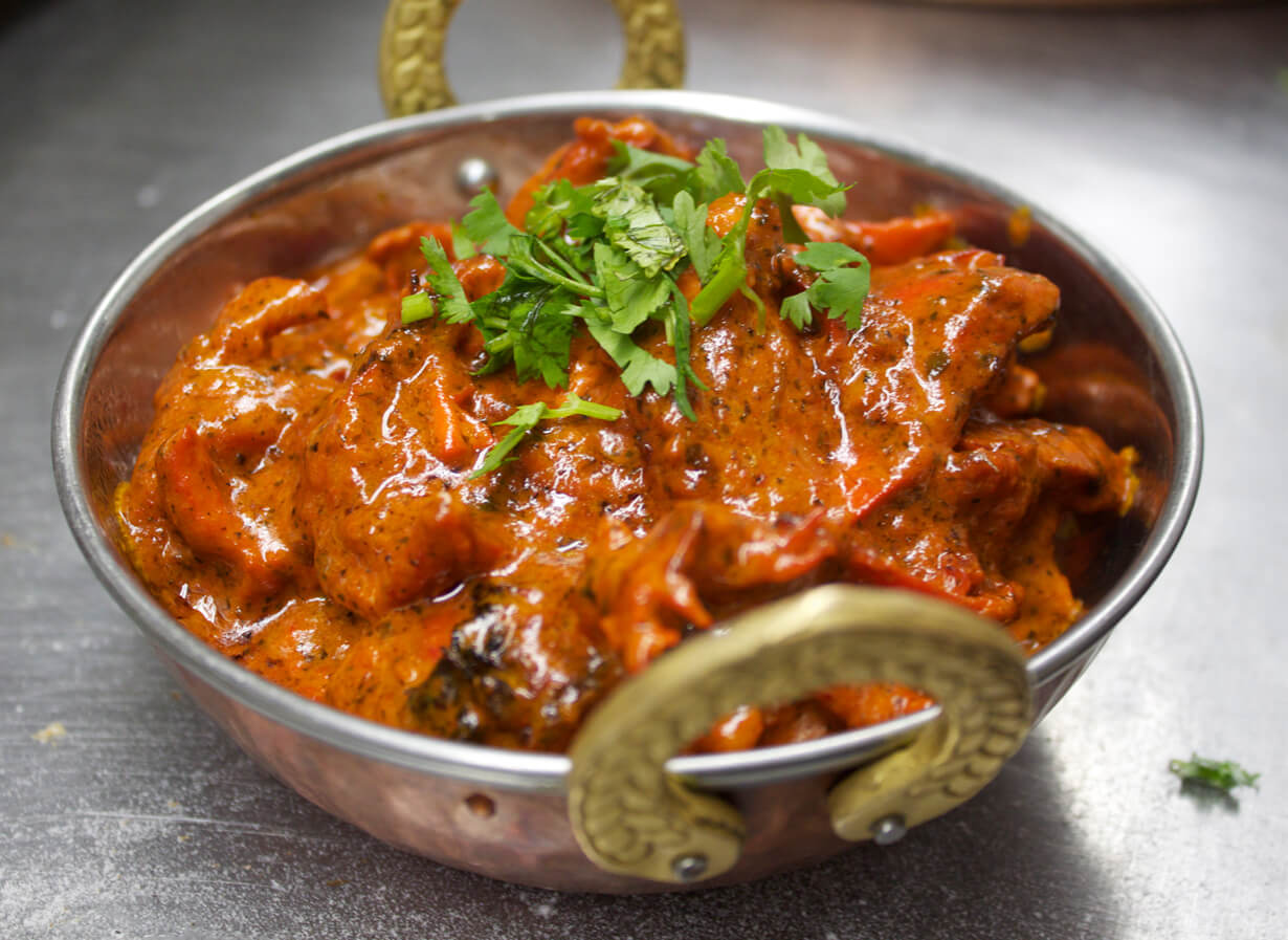 Приготовление карри. Индийское блюдо тикка масала. Индийская кухня тикка масала. Карри блюдо Индия. Карри еда Индия.