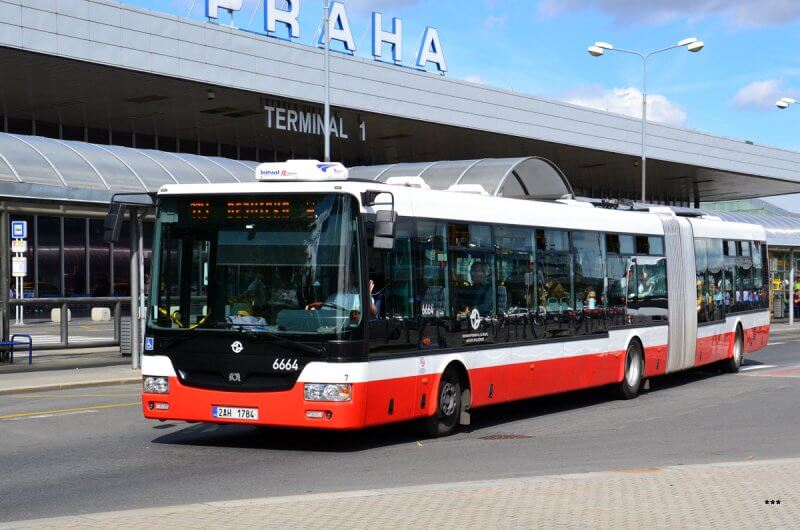 Автобус около аэропорта Вацлава Гавела