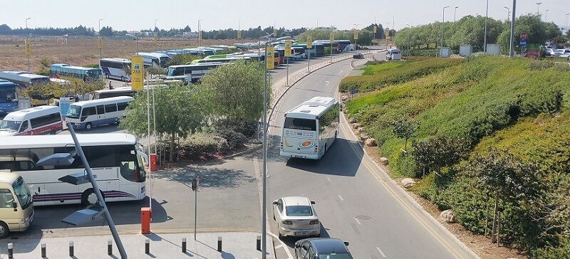 Автобусы у аэропорта Ларнаки