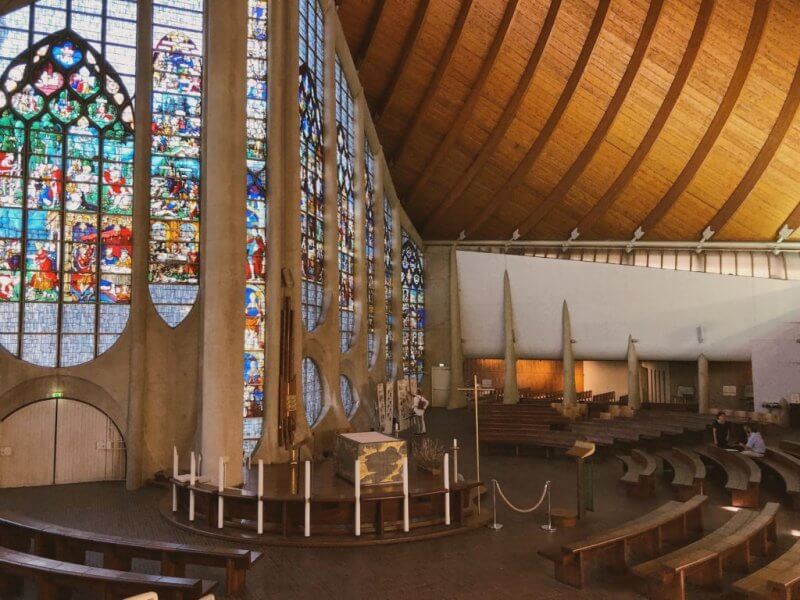 Фото: витражи церкви Жанны д'Арк во Франции в Руане