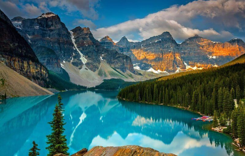 Фото: озеро на фоне гор в Национальном парке Банф, Канада