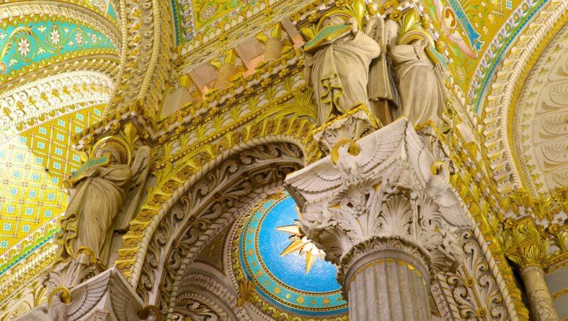 Фото: детали в дизайне базилики Нотр-Дам-де-Фурвьер, Лион