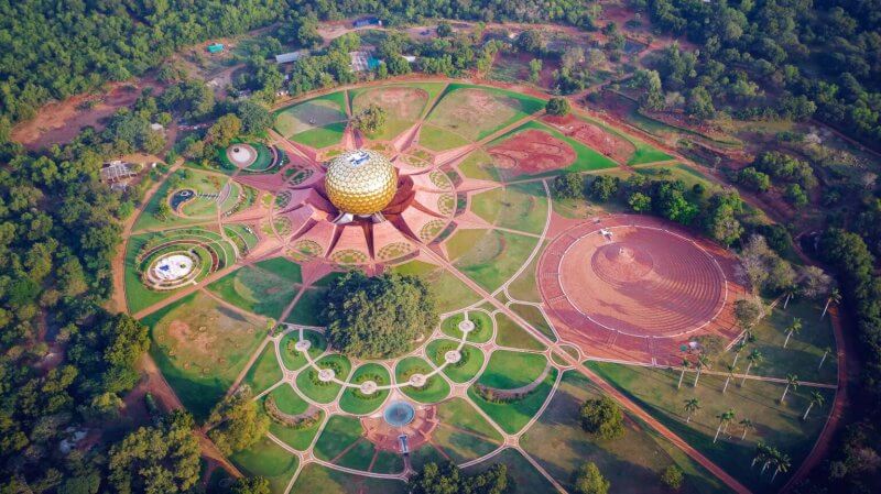 Фото: вид с воздуха на город Ауровиль в Индии