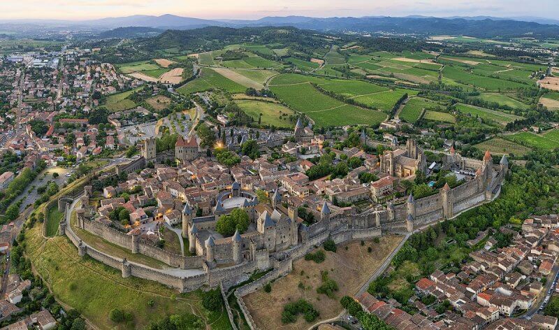 Фото: вид с воздуха на крепость Каркассон во Франции