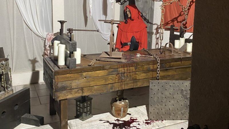 Музей инквизиции в замке каркассон, франция