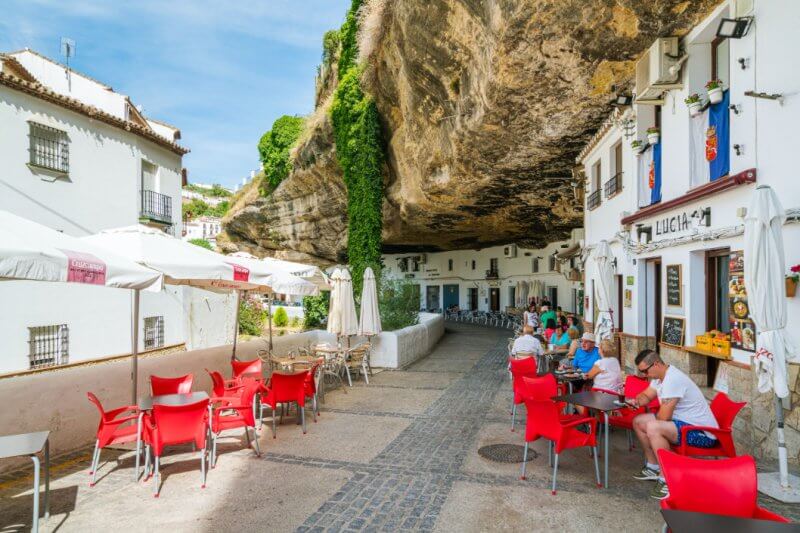 Фото: город Сетениль-де-лас-Бодегас в скале, Испания