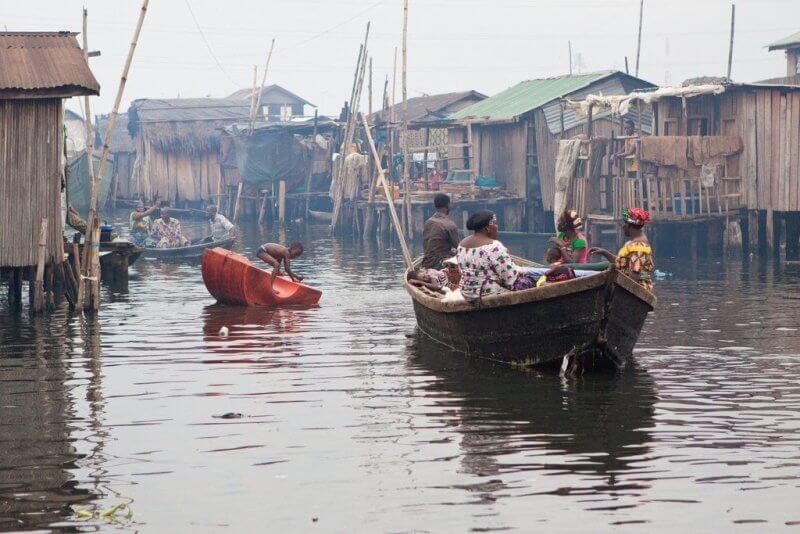 Фото: лодки и дома на воде в трущобах Макоко в городе Лагос, Нигерия