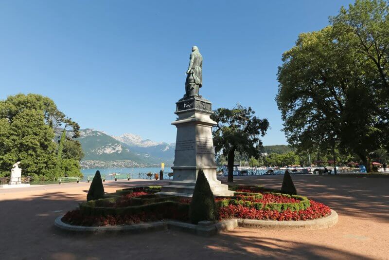 Фото: статуя Клода Луи Бертоле в городе Анси