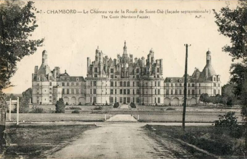 Старое черно-белое фото замока Шамбор во Франции