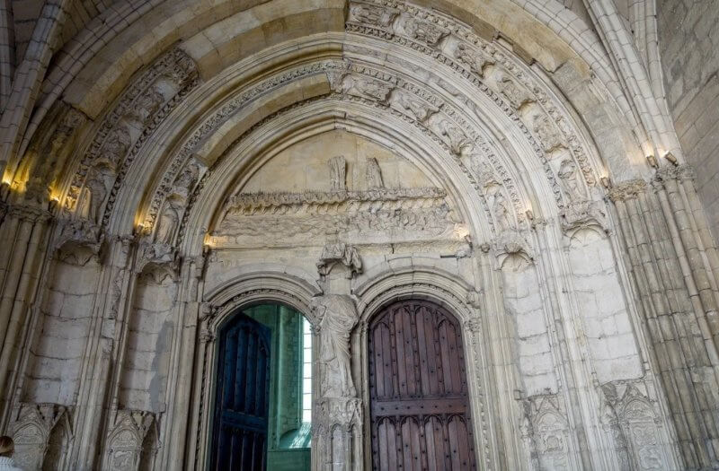 Входная дверь в папский дворец в Авиньоне